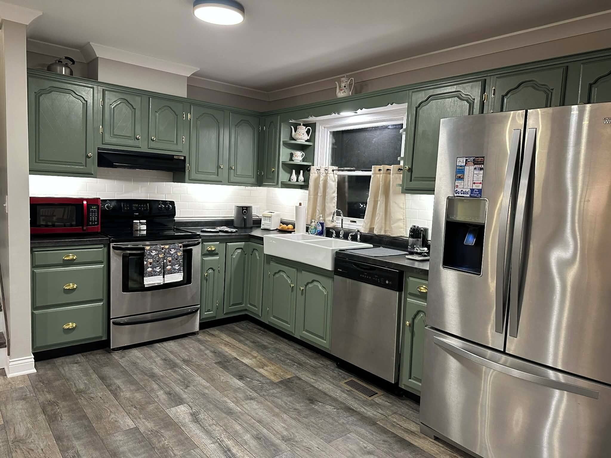 Kjøleskap, mikrobølgeovn, ovn og kokeplater