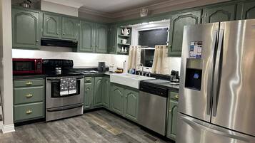 Kjøleskap, mikrobølgeovn, ovn og kokeplater