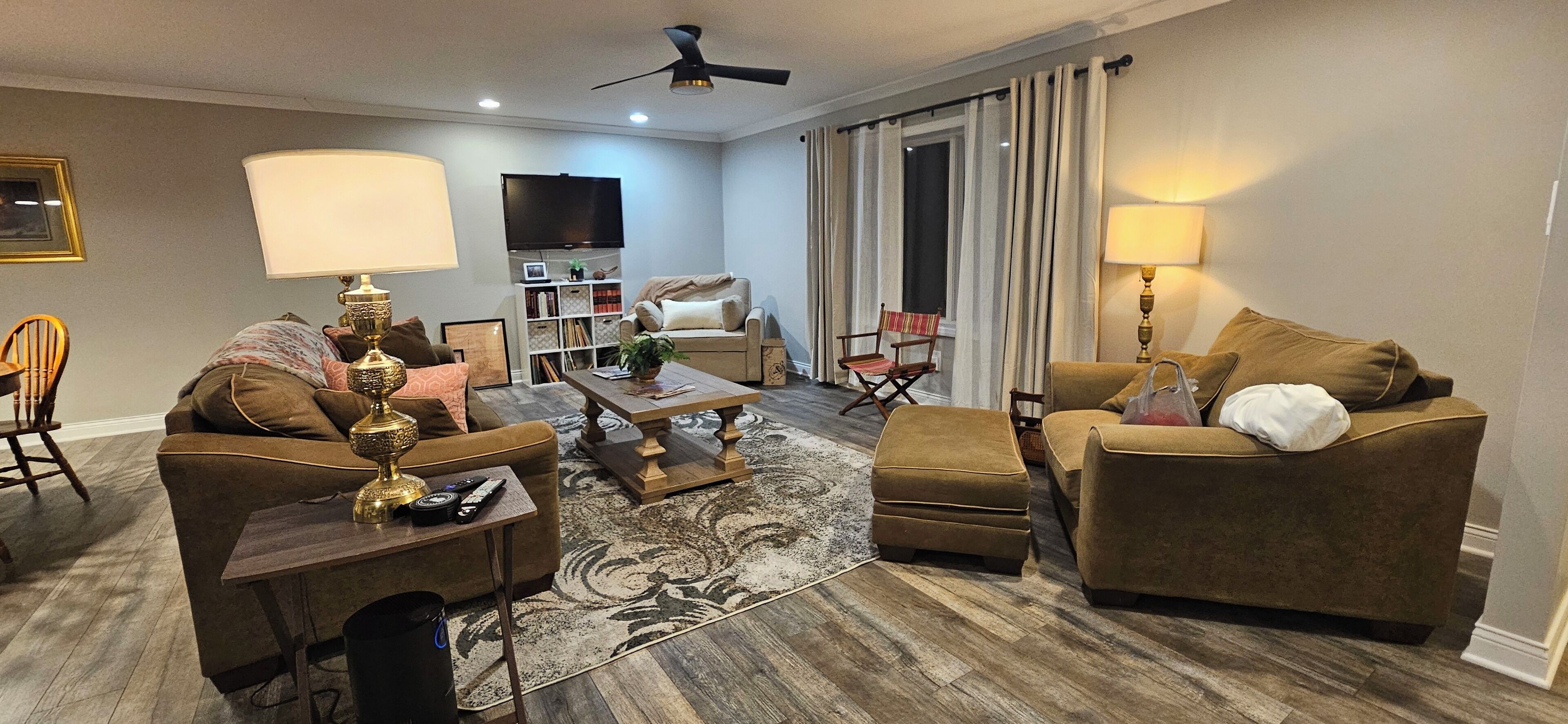 Smart-tv, een open haard, een dvd-speler en boeken