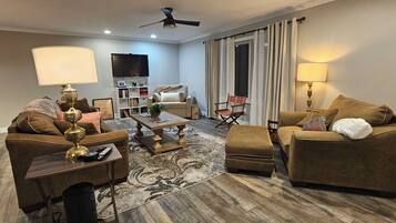 Smart-tv, een open haard, een dvd-speler en boeken