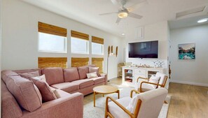 TV - Shared Heated Pool, Walk to the Beach, Pet Friendly (Port Aransas)