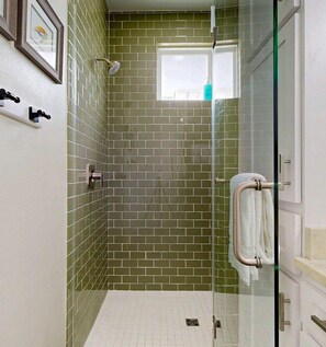 Shower, towels - Shared Heated Pool, Walk to the Beach, Pet Friendly (Port Aransas)