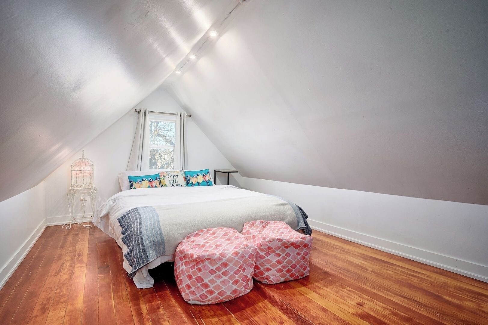 Escritorio, tabla de planchar con plancha, wifi gratis y ropa de cama 