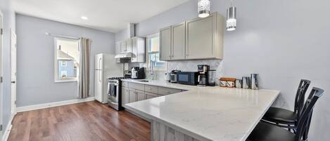 Refrigerador, microondas, horno y parrilla de estufa