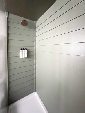 Een douche, gratis toiletartikelen, een haardroger, handdoeken
