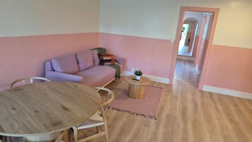 Signature-Apartment | Essbereich im Zimmer