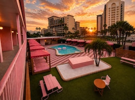 Piscina externa, funciona das 9h às 21h, guarda-sóis, espreguiçadeiras