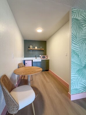 Standard Room | In-room dining - Abode Beach House (Clearwater Beach)