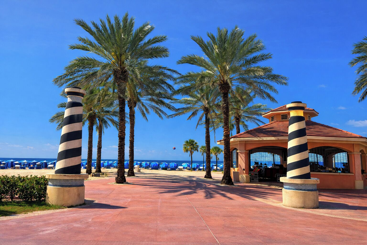 Pantai di sekitar dan handuk pantai