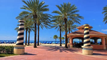 Pantai di sekitar dan handuk pantai