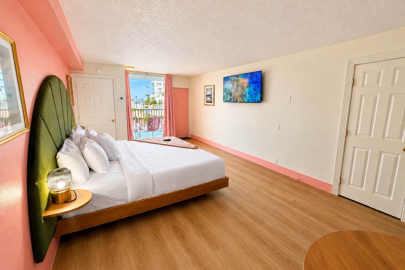 Una camera da letto con un letto, un comodino con una lampada, una finestra vista e una porta.