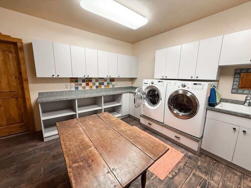 Ski In / Out | 6 Bed / 5 Bath | Sauna | Sleeps 14