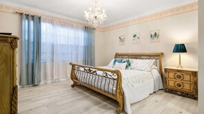 2 bedrooms, desk, free WiFi, bed sheets - Welcome To Your Naples Escape, Perfectly Situated In One Of The Most Desirable Areas Of Town! (Naples)