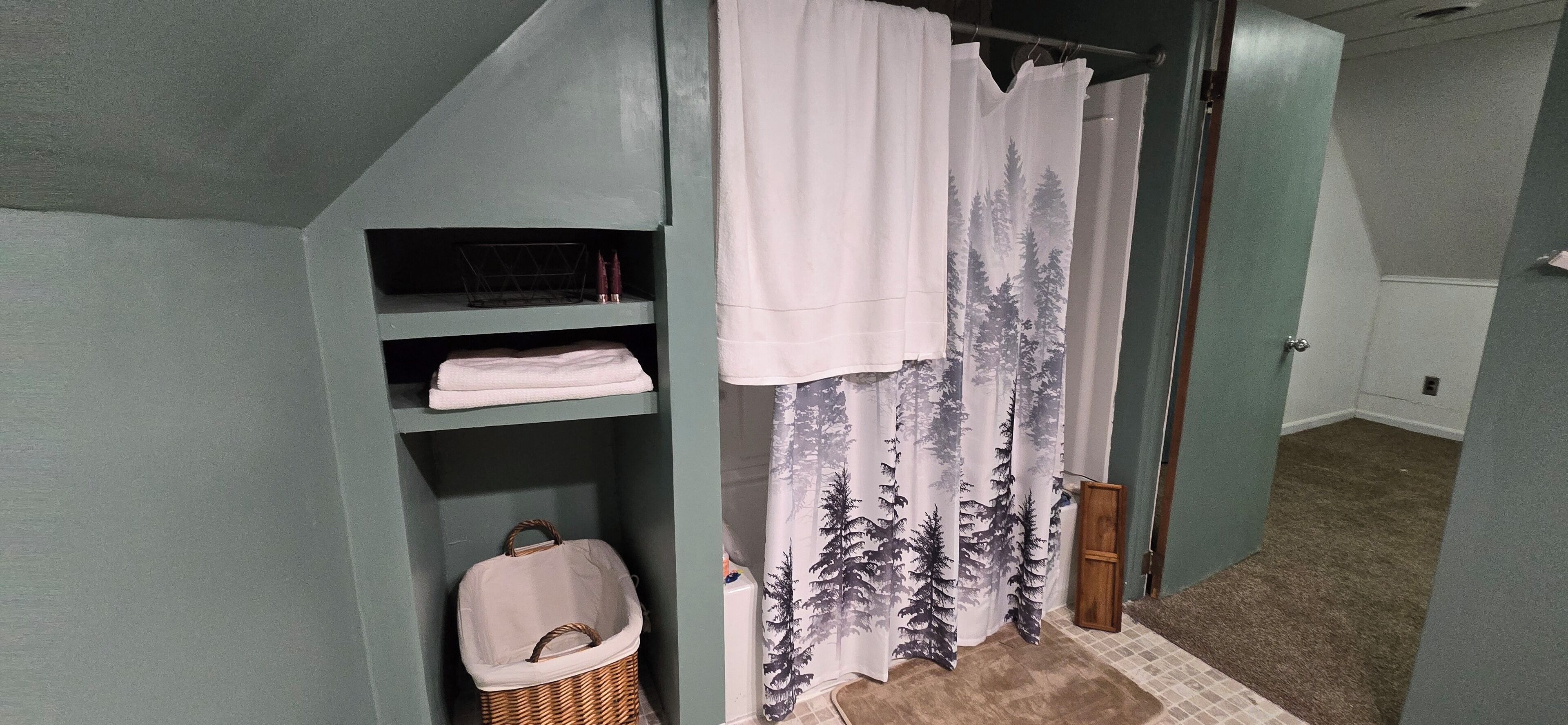 Haartrockner, Handtücher, Seife, Toilettenpapier
