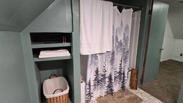 Haartrockner, Handtücher, Seife, Toilettenpapier