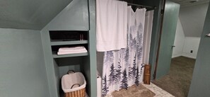 Hair dryer, towels, soap, toilet paper - 1BR Collett Park apartment near Union Hospital/ISU (Terre Haute)