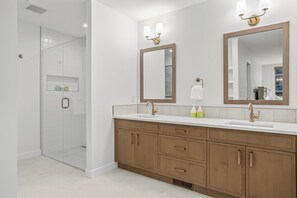 Bathroom - Spring Creek Vacations 4 BR Villa TMV12 (Canmore)