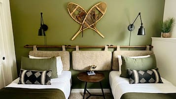 4 bedrooms, iron/ironing board, WiFi, bed sheets
