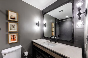 مجففات شعر، مناشف، صابون، ورق حمّام