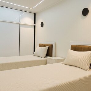 Tabla de planchar con plancha, wifi y ropa de cama 