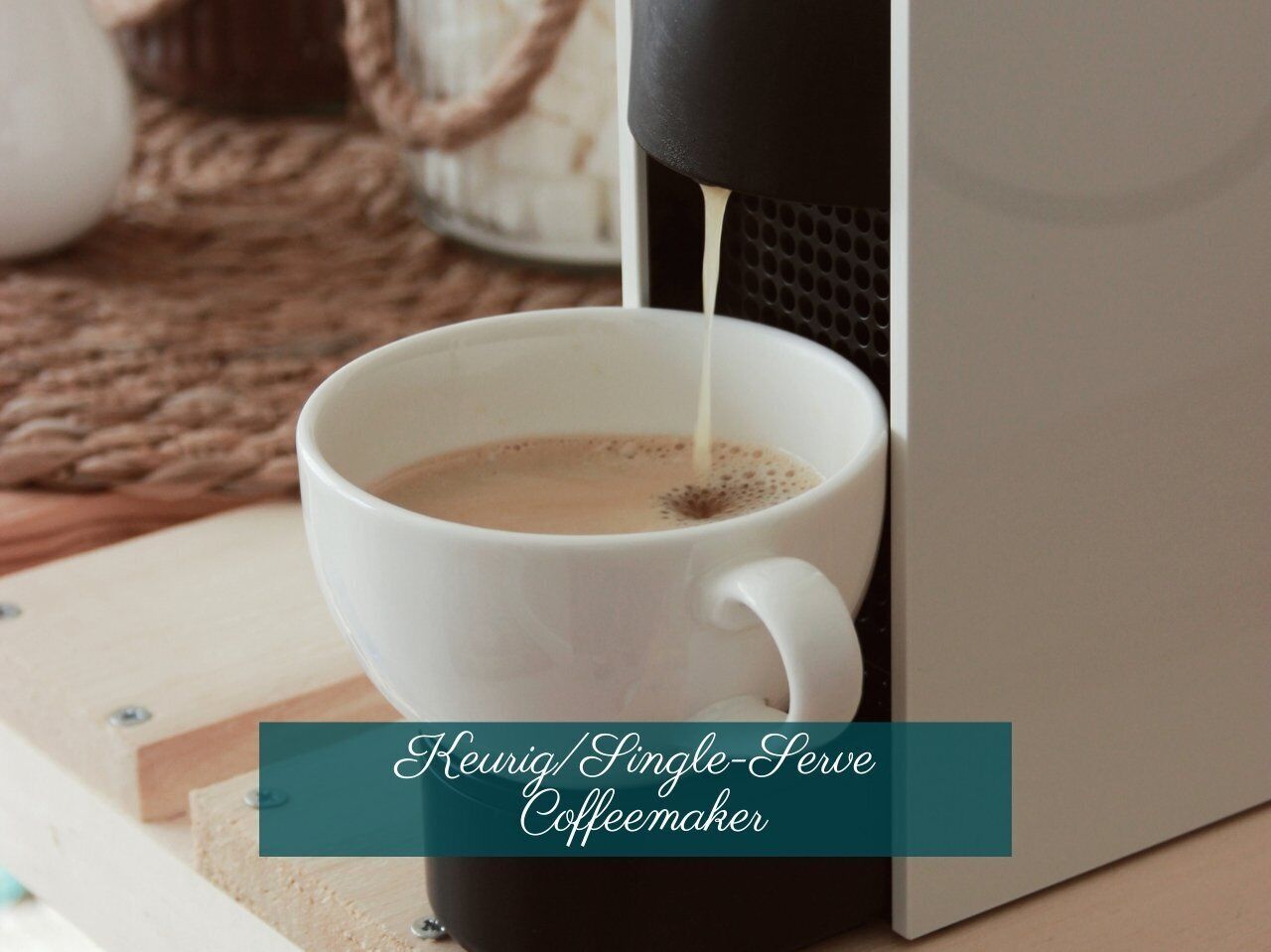 Una cafetera preparando café en una taza.