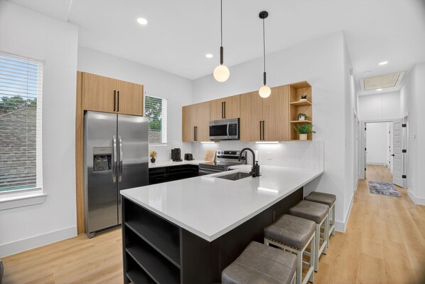 Jääkaappi, mikroaaltouuni, uuni, liesi