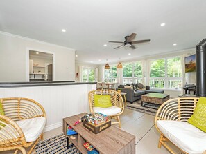 Smart TV - Lakefront Muskoka Cottage with Fire Pit and BBQ (Port Carling)