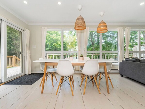Dining - Lakefront Muskoka Cottage with Fire Pit and BBQ (Port Carling)