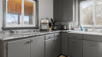 Kylskåp, mikrovågsugn, ugn och spishäll