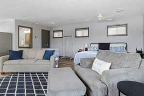 Free WiFi, bed sheets - Charming & Cozy Waterfront Cabin at 21mm Near Shorty Pants (Osage Beach)