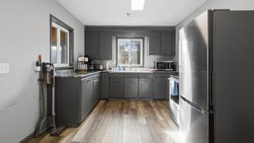 Coffee/tea maker, fridge, microwave, oven