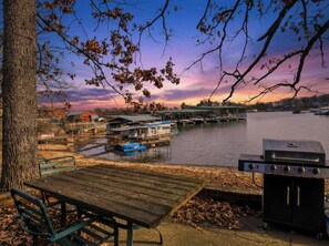 Outdoor dining - Charming & Cozy Waterfront Cabin at 21mm Near Shorty Pants (Osage Beach)
