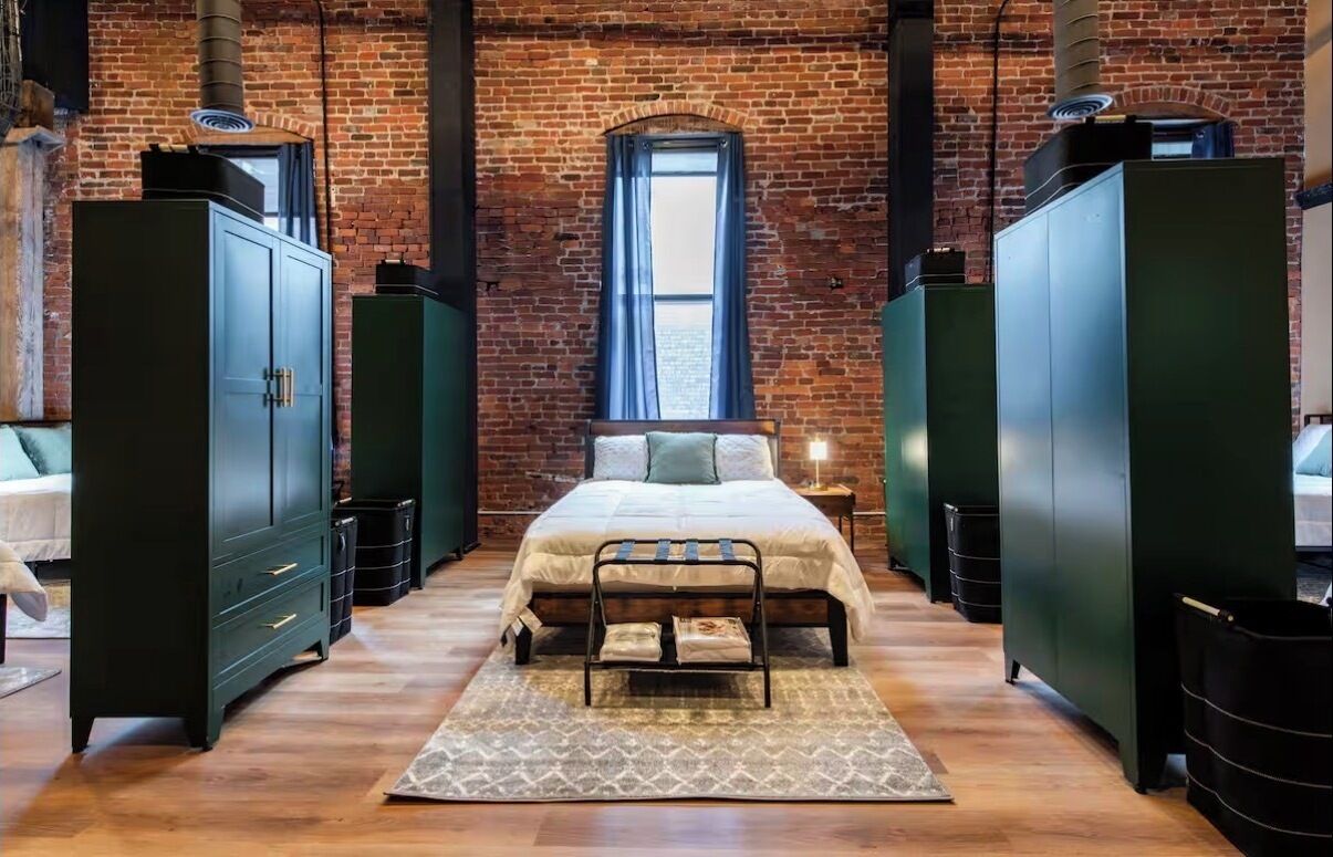 Tabla de planchar con plancha, Internet, ropa de cama