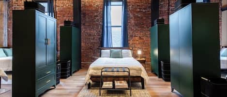 Een strijkplank/strijkijzer, internet, beddengoed