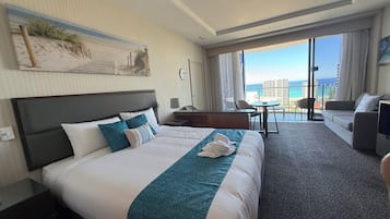 Tabla de planchar con plancha, internet y ropa de cama