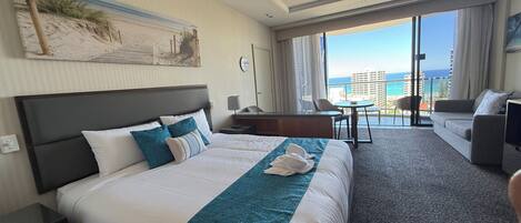 Tabla de planchar con plancha, internet y ropa de cama