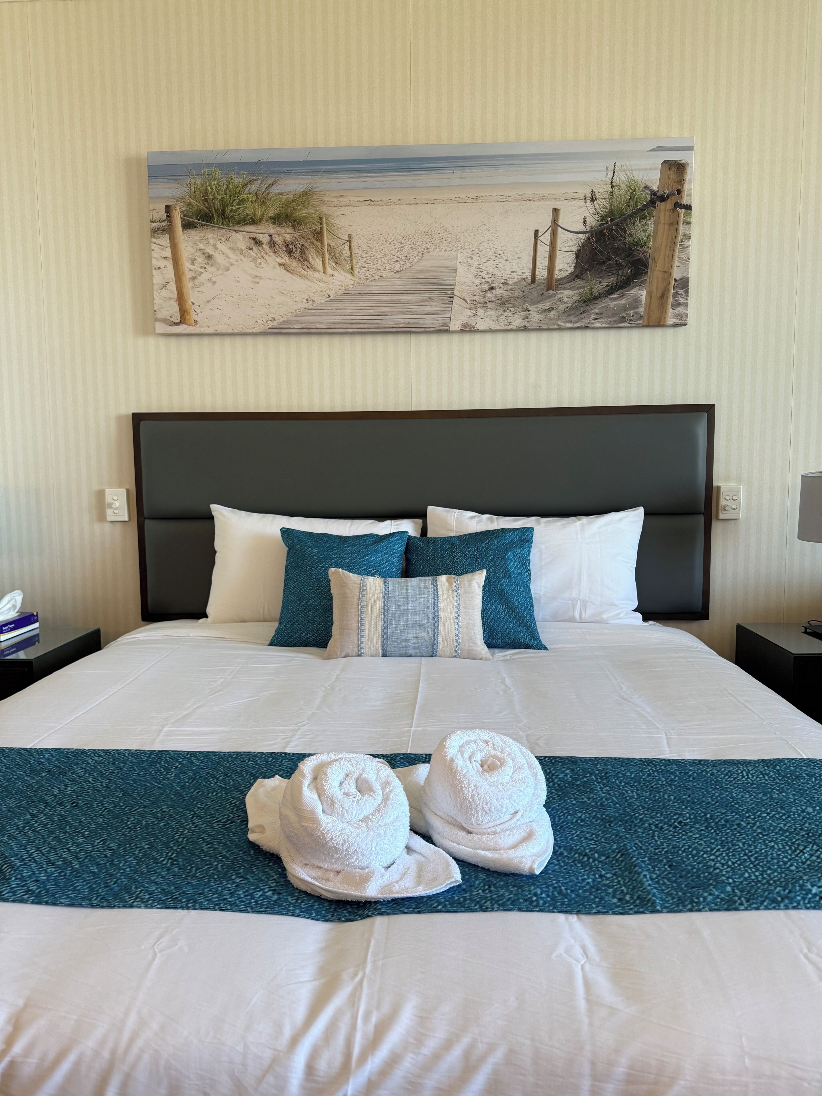 Tabla de planchar con plancha, internet y ropa de cama 