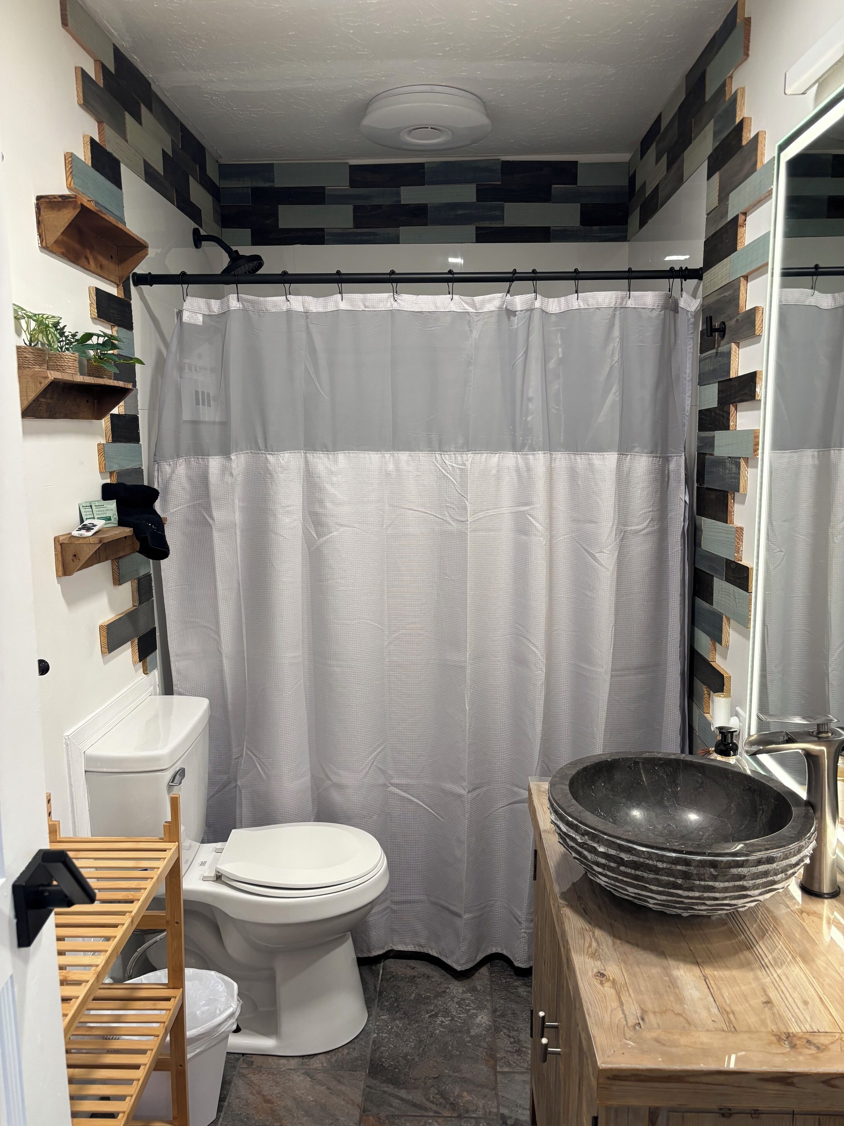 Een douche, handdoeken, zeep, toiletpapier