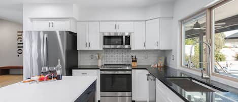 Réfrigérateur, micro-ondes, four, plaque de cuisson