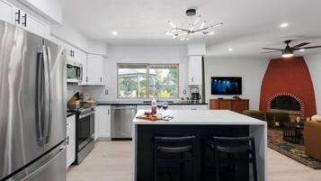 Kühlschrank, Mikrowelle, Ofen, Herdplatte