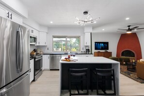 Fridge, microwave, oven, stovetop - Cactus + Cocktails-Private Pool-North Scottsdale (Scottsdale)