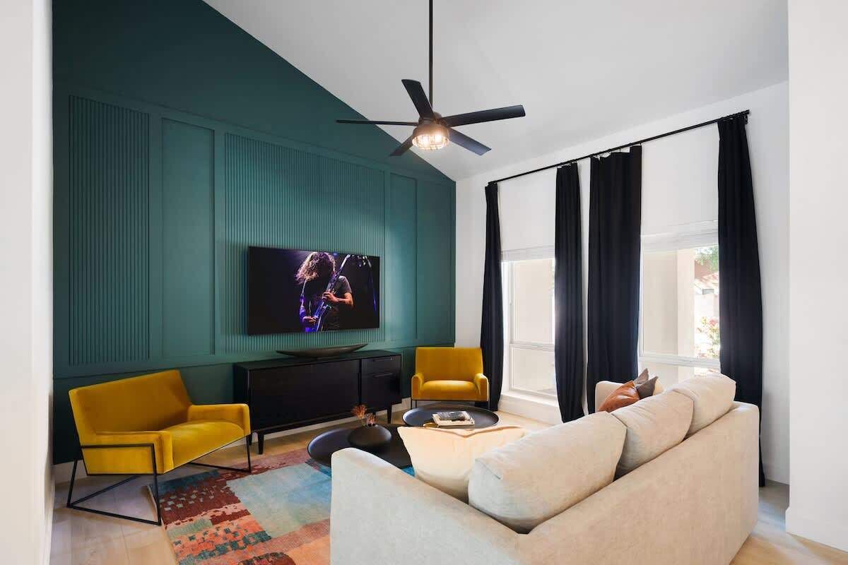 Smart TV y chimenea 