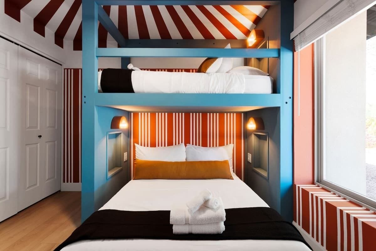 4 habitaciones, tabla de planchar con plancha y cuna de viaje 