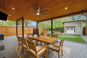 Outdoor dining - Cowboy Pool, Putting Green - East Austin Oasis (Austin)