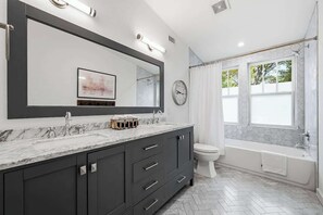 Shower, hair dryer - Cowboy Pool, Putting Green - East Austin Oasis (Austin)