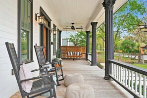 Terrace/patio - Cowboy Pool, Putting Green - East Austin Oasis (Austin)
