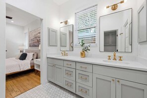5 bedrooms, iron/ironing board, free WiFi, bed sheets - Cowboy Pool, Putting Green - East Austin Oasis (Austin)