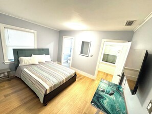 Escritorio, tabla de planchar con plancha, wifi gratis y ropa de cama 