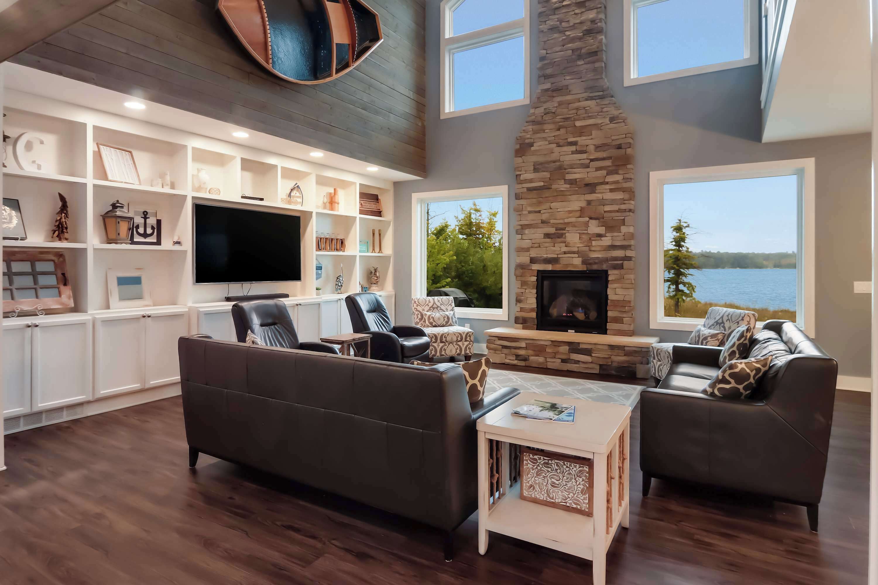 Una televisión, una chimenea, una oficina