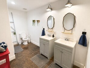 Regadera, secadora de cabello, toallas, jabón 